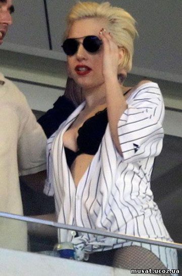 Леди Гага без верхней одежды на стадионе - смотреть фото